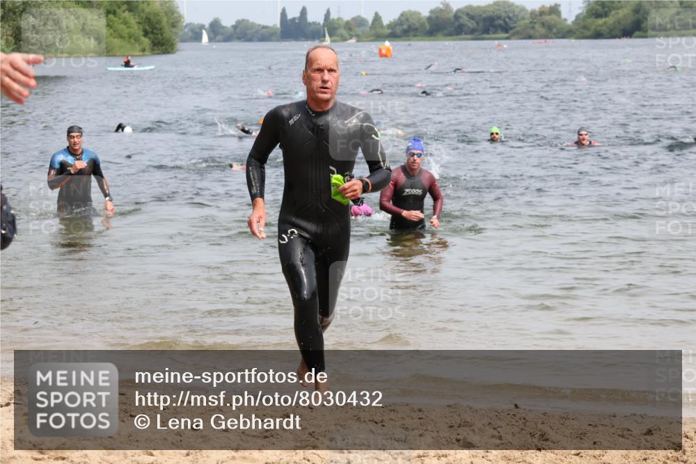 15.06.2025 - 27. Vierlanden-Triathlon Lena Gebhardt http://msf.ph/oto/8030432 15.06.2025 11:07:55 Schwimmen 653, 794, 799, 830 meine-sportfotos.de