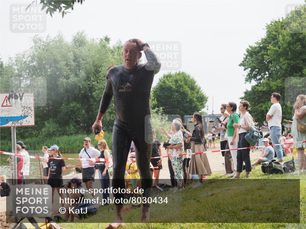 15.06.2025 - 27. Vierlanden-Triathlon KatJ http://msf.ph/oto/8030434 15.06.2025 11:07:37 Schwimmen 787 meine-sportfotos.de