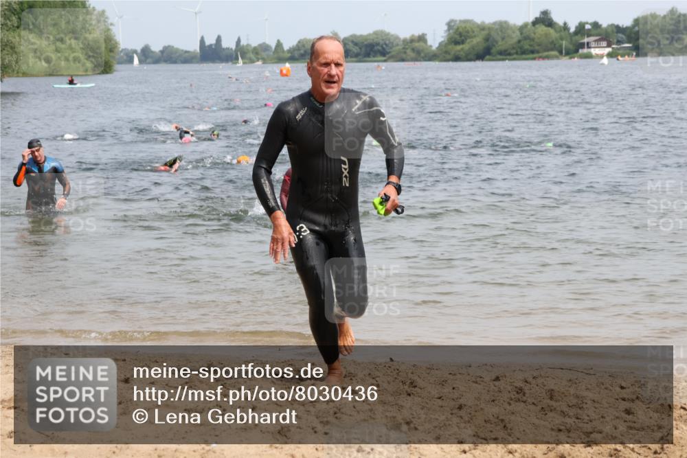 15.06.2025 - 27. Vierlanden-Triathlon Lena Gebhardt http://msf.ph/oto/8030436 15.06.2025 11:07:56 Schwimmen 653, 794, 799, 830 meine-sportfotos.de