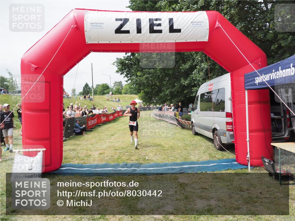 21.06.2025 - 27. Vierlanden-Triathlon MichiJ http://msf.ph/oto/8030442 15.06.2026 12:35:15 Ziel 69 meine-sportfotos.de