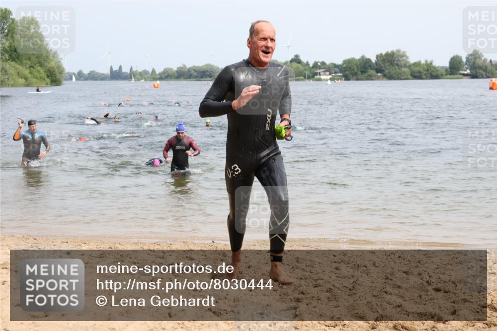 15.06.2025 - 27. Vierlanden-Triathlon Lena Gebhardt http://msf.ph/oto/8030444 15.06.2025 11:07:57 Schwimmen 653, 794, 799, 830 meine-sportfotos.de
