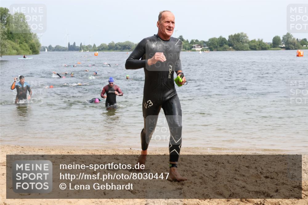 15.06.2025 - 27. Vierlanden-Triathlon Lena Gebhardt http://msf.ph/oto/8030447 15.06.2025 11:07:57 Schwimmen 653, 794, 799, 830 meine-sportfotos.de