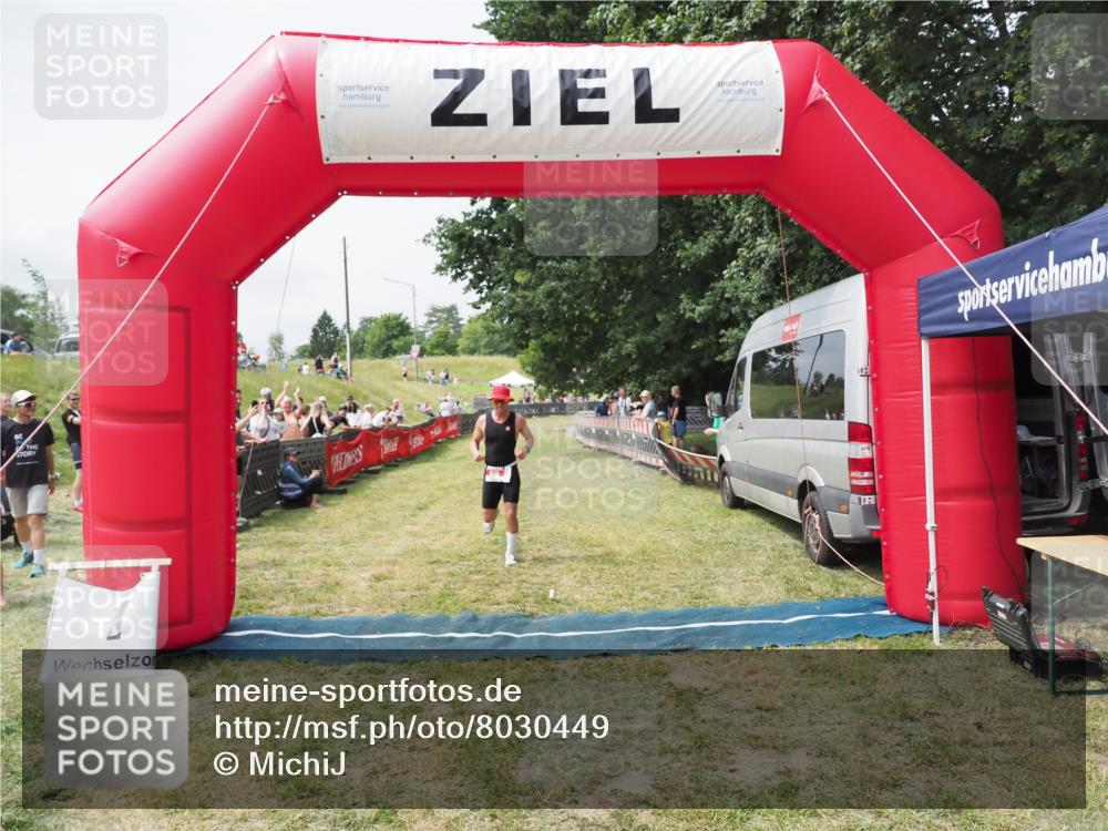 21.06.2025 - 27. Vierlanden-Triathlon MichiJ http://msf.ph/oto/8030449 15.06.2026 12:35:15 Ziel 69 meine-sportfotos.de