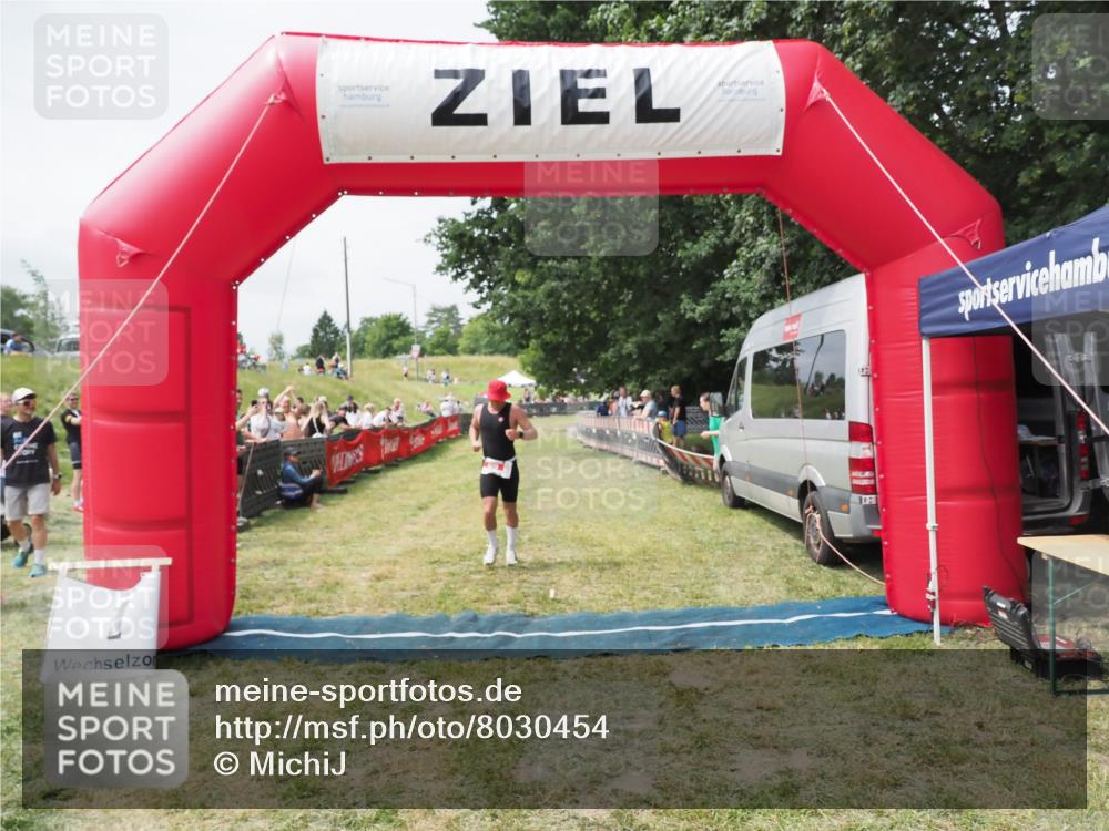 21.06.2025 - 27. Vierlanden-Triathlon MichiJ http://msf.ph/oto/8030454 15.06.2026 12:35:16 Ziel 69 meine-sportfotos.de