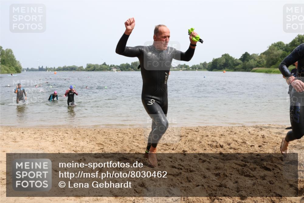 15.06.2025 - 27. Vierlanden-Triathlon Lena Gebhardt http://msf.ph/oto/8030462 15.06.2025 11:07:58 Schwimmen 653, 794, 799, 830 meine-sportfotos.de