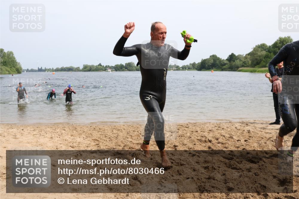 15.06.2025 - 27. Vierlanden-Triathlon Lena Gebhardt http://msf.ph/oto/8030466 15.06.2025 11:07:58 Schwimmen 653, 794, 799, 830 meine-sportfotos.de