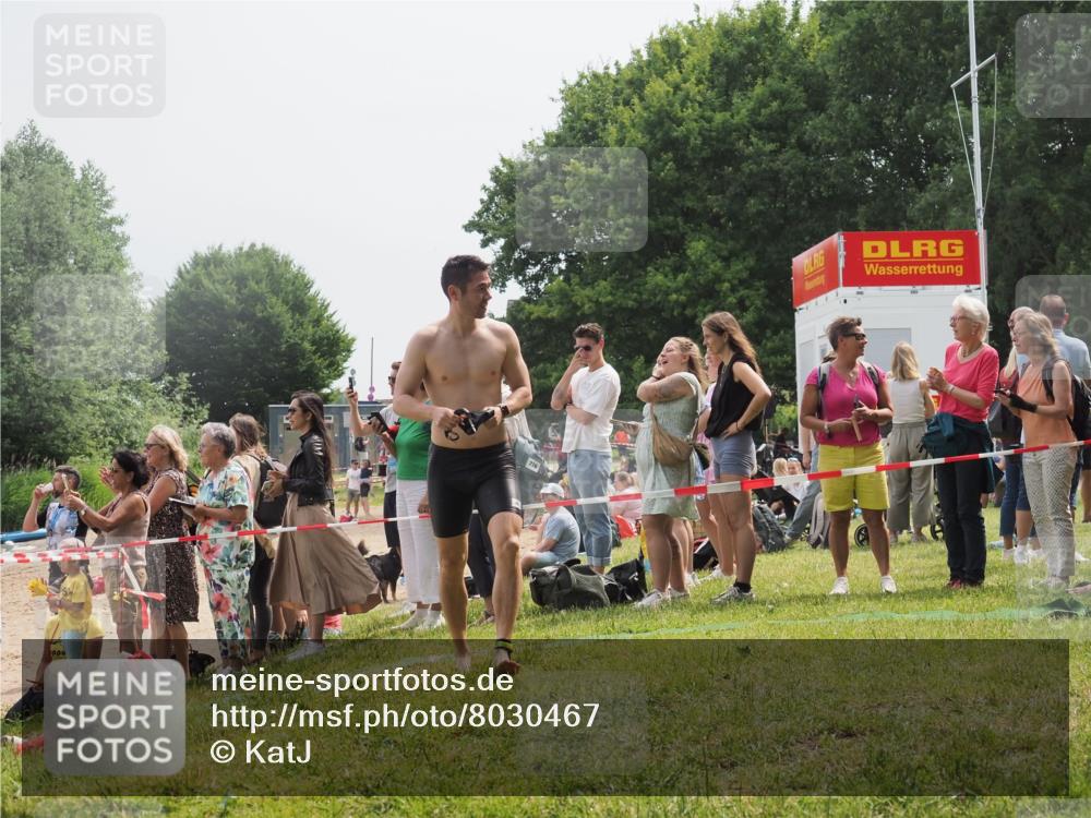 15.06.2025 - 27. Vierlanden-Triathlon KatJ http://msf.ph/oto/8030467 15.06.2025 11:07:55 Schwimmen 653, 830 meine-sportfotos.de