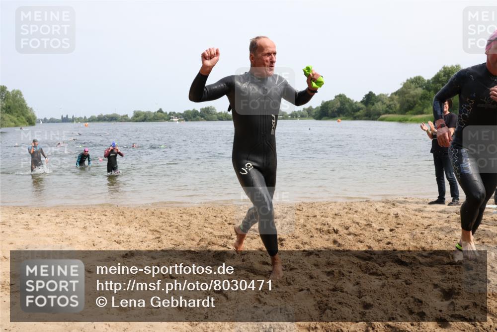 15.06.2025 - 27. Vierlanden-Triathlon Lena Gebhardt http://msf.ph/oto/8030471 15.06.2025 11:07:58 Schwimmen 653, 794, 799, 830 meine-sportfotos.de