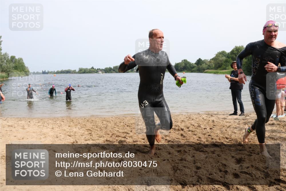 15.06.2025 - 27. Vierlanden-Triathlon Lena Gebhardt http://msf.ph/oto/8030475 15.06.2025 11:07:58 Schwimmen 653, 794, 799, 830 meine-sportfotos.de