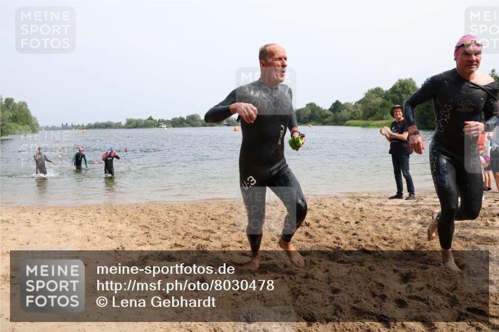 15.06.2025 - 27. Vierlanden-Triathlon Lena Gebhardt http://msf.ph/oto/8030478 15.06.2025 11:07:58 Schwimmen 653, 794, 799, 830 meine-sportfotos.de