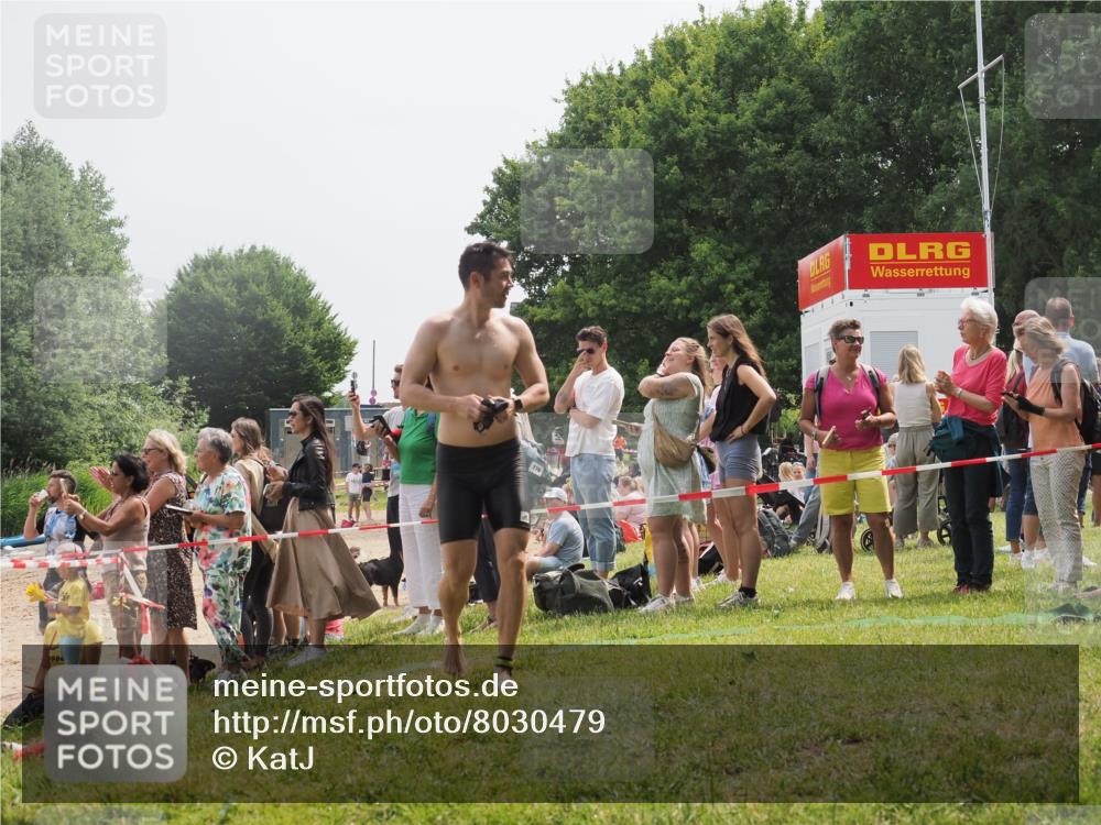 15.06.2025 - 27. Vierlanden-Triathlon KatJ http://msf.ph/oto/8030479 15.06.2025 11:07:55 Schwimmen 653, 830 meine-sportfotos.de
