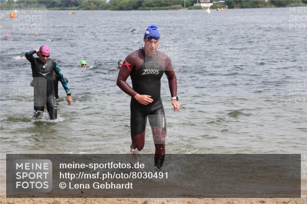 15.06.2025 - 27. Vierlanden-Triathlon Lena Gebhardt http://msf.ph/oto/8030491 15.06.2025 11:08:02 Schwimmen 782, 794, 799, 830 meine-sportfotos.de