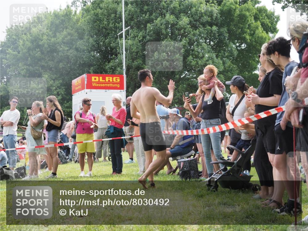 15.06.2025 - 27. Vierlanden-Triathlon KatJ http://msf.ph/oto/8030492 15.06.2025 11:07:58 Schwimmen 653, 799, 830 meine-sportfotos.de