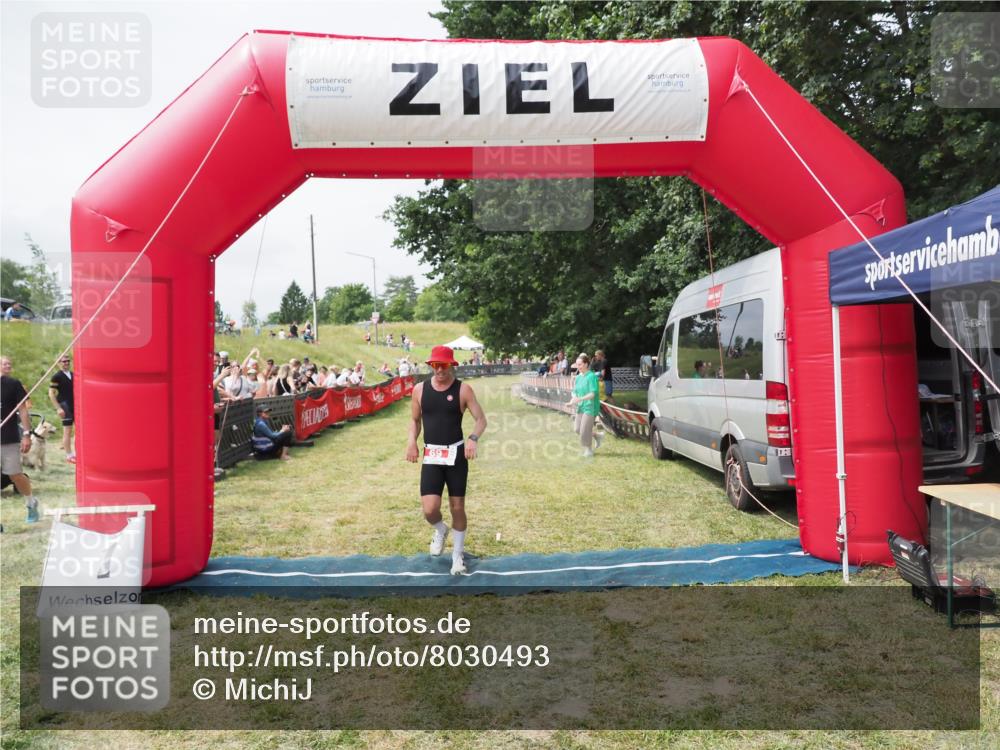 21.06.2025 - 27. Vierlanden-Triathlon MichiJ http://msf.ph/oto/8030493 15.06.2026 12:35:16 Ziel 69 meine-sportfotos.de