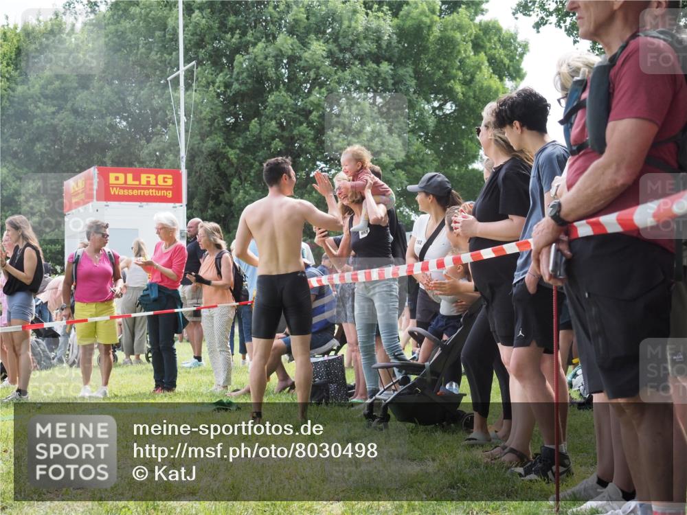 15.06.2025 - 27. Vierlanden-Triathlon KatJ http://msf.ph/oto/8030498 15.06.2025 11:07:59 Schwimmen 653, 799, 830 meine-sportfotos.de