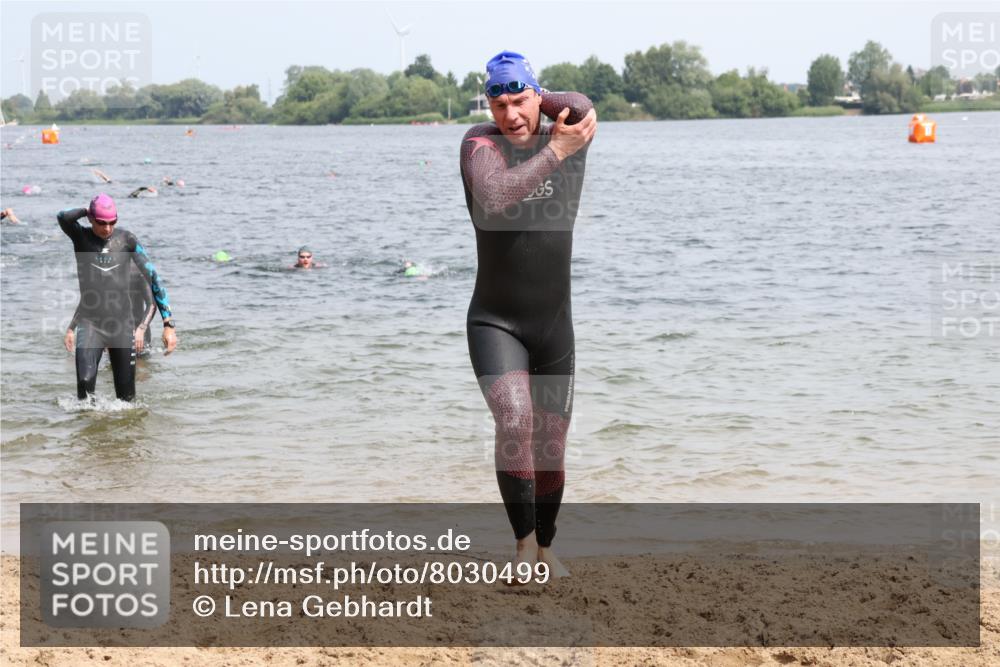 15.06.2025 - 27. Vierlanden-Triathlon Lena Gebhardt http://msf.ph/oto/8030499 15.06.2025 11:08:03 Schwimmen 782, 794, 799, 828, 830 meine-sportfotos.de