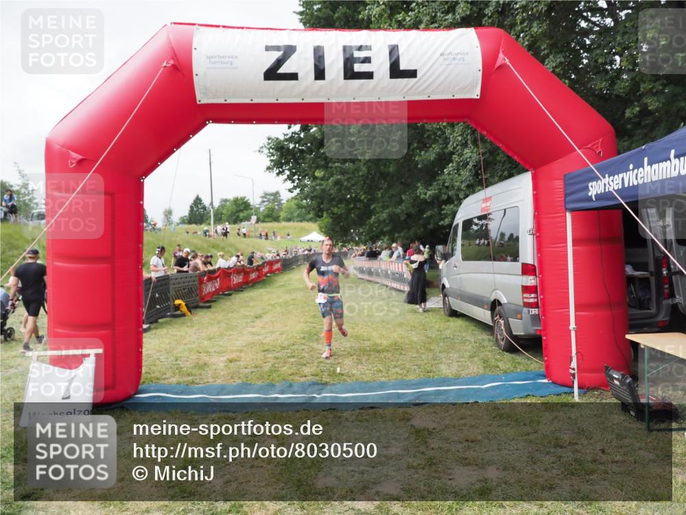 21.06.2025 - 27. Vierlanden-Triathlon MichiJ http://msf.ph/oto/8030500 15.06.2026 12:38:36 Ziel 54 meine-sportfotos.de