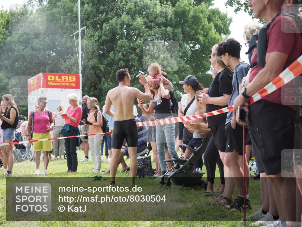 15.06.2025 - 27. Vierlanden-Triathlon KatJ http://msf.ph/oto/8030504 15.06.2025 11:07:59 Schwimmen 653, 799, 830 meine-sportfotos.de