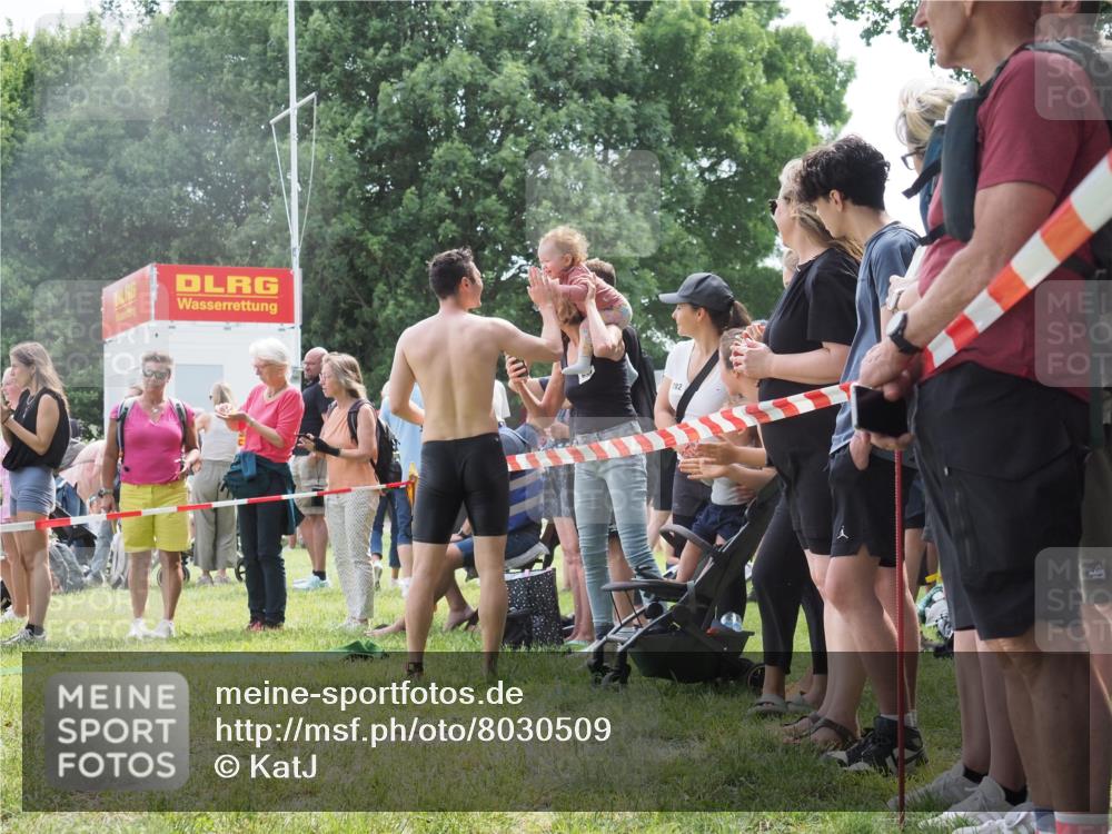 15.06.2025 - 27. Vierlanden-Triathlon KatJ http://msf.ph/oto/8030509 15.06.2025 11:07:59 Schwimmen 653, 799, 830 meine-sportfotos.de