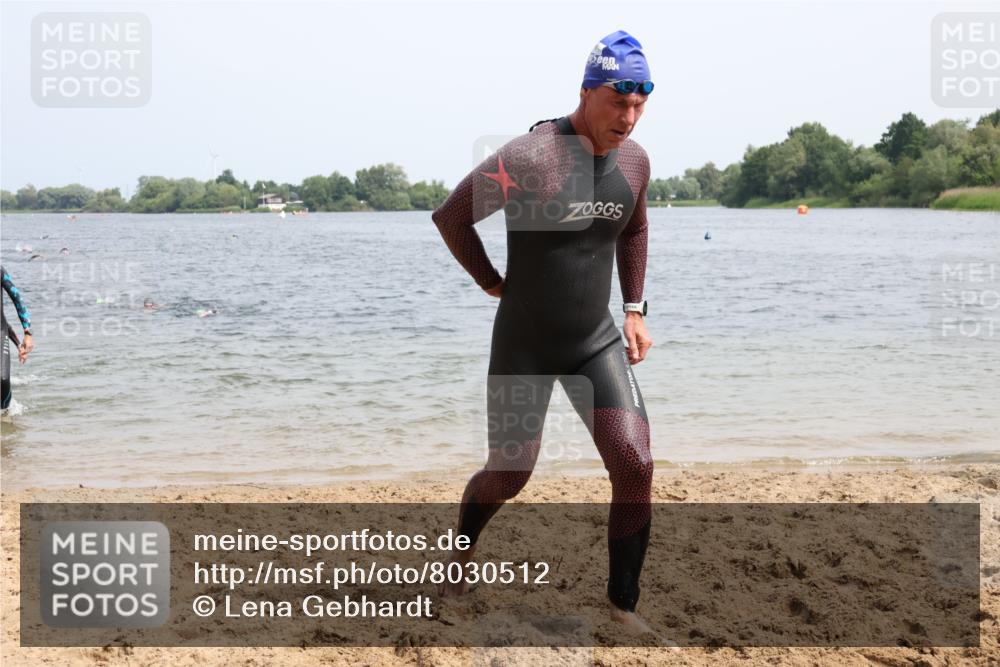 15.06.2025 - 27. Vierlanden-Triathlon Lena Gebhardt http://msf.ph/oto/8030512 15.06.2025 11:08:05 Schwimmen 782, 794, 799, 828, 830 meine-sportfotos.de