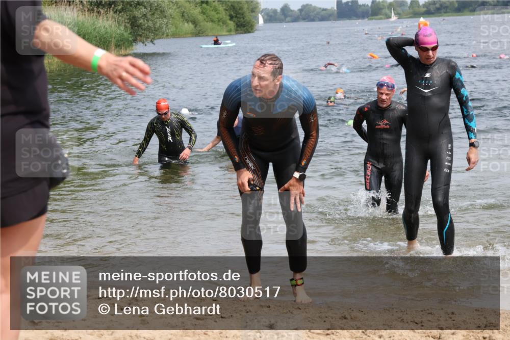 15.06.2025 - 27. Vierlanden-Triathlon Lena Gebhardt http://msf.ph/oto/8030517 15.06.2025 11:08:07 Schwimmen 782, 794, 797, 799, 828, 830 meine-sportfotos.de