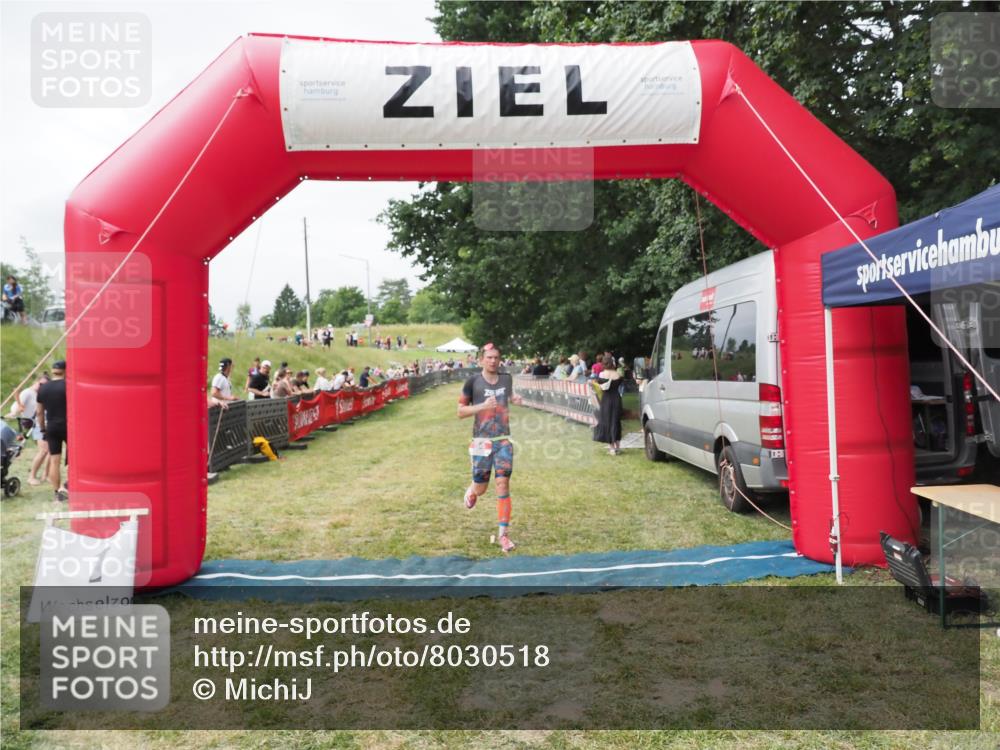 21.06.2025 - 27. Vierlanden-Triathlon MichiJ http://msf.ph/oto/8030518 15.06.2026 12:38:36 Ziel 54 meine-sportfotos.de