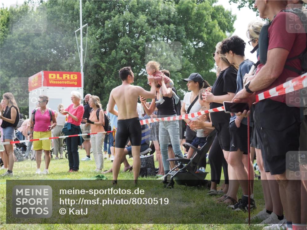 15.06.2025 - 27. Vierlanden-Triathlon KatJ http://msf.ph/oto/8030519 15.06.2025 11:07:59 Schwimmen 653, 799, 830 meine-sportfotos.de