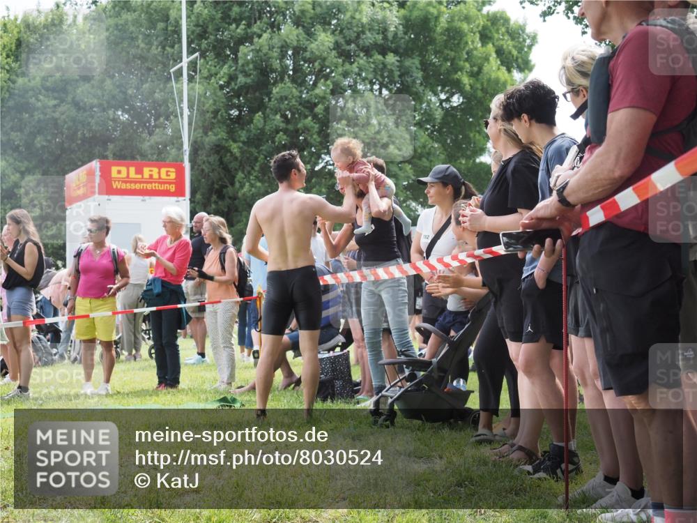 15.06.2025 - 27. Vierlanden-Triathlon KatJ http://msf.ph/oto/8030524 15.06.2025 11:07:59 Schwimmen 653, 799, 830 meine-sportfotos.de