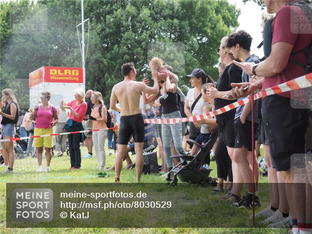 15.06.2025 - 27. Vierlanden-Triathlon KatJ http://msf.ph/oto/8030529 15.06.2025 11:08:00 Schwimmen 653, 799, 830 meine-sportfotos.de
