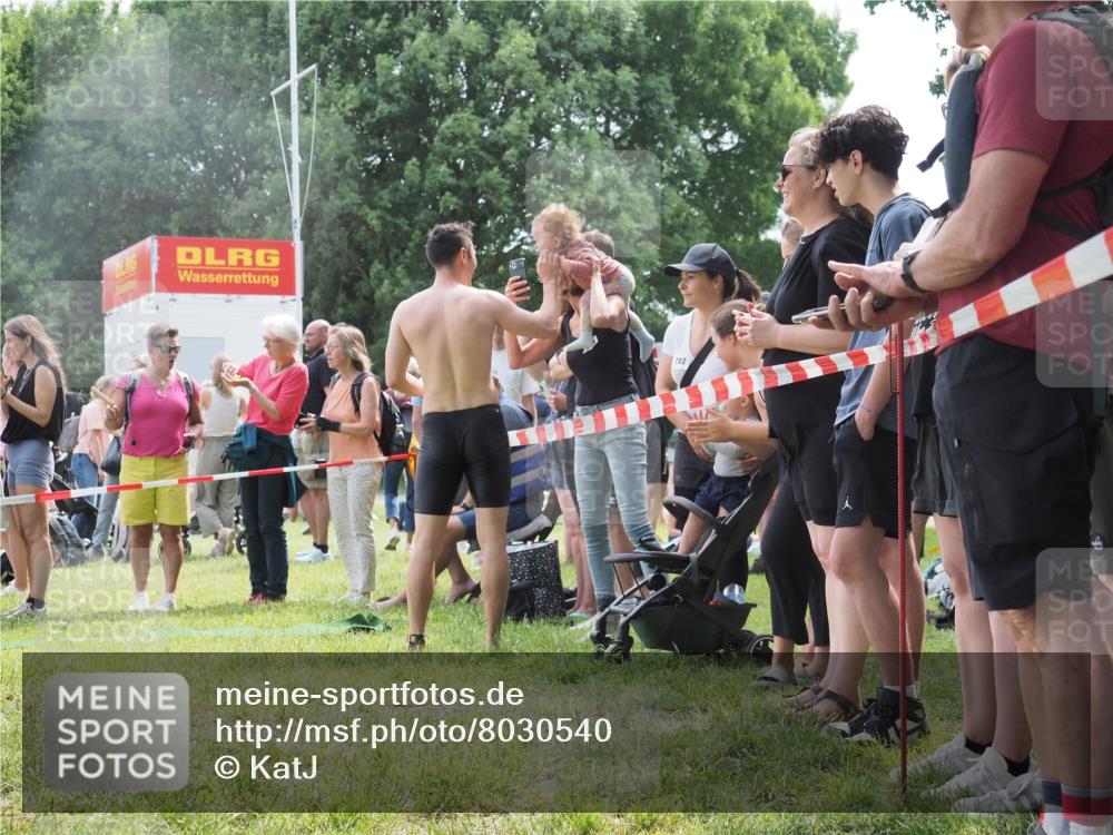 15.06.2025 - 27. Vierlanden-Triathlon KatJ http://msf.ph/oto/8030540 15.06.2025 11:08:01 Schwimmen 653, 799, 830 meine-sportfotos.de