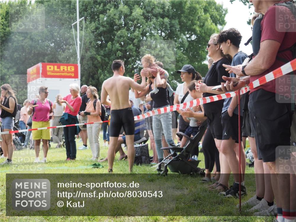 15.06.2025 - 27. Vierlanden-Triathlon KatJ http://msf.ph/oto/8030543 15.06.2025 11:08:01 Schwimmen 653, 799, 830 meine-sportfotos.de
