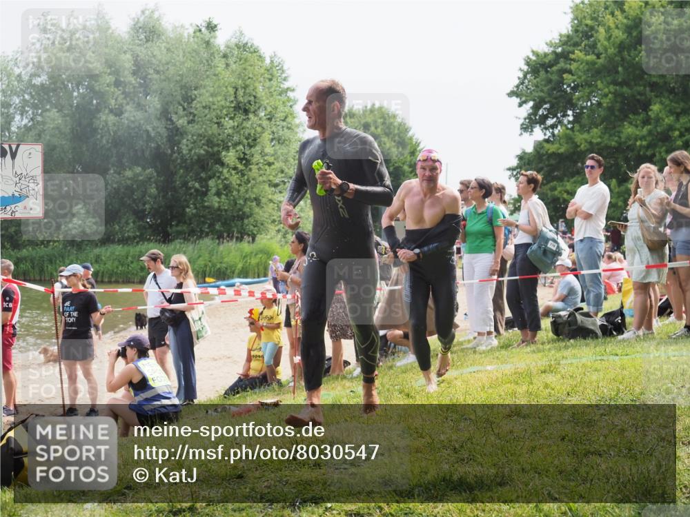 15.06.2025 - 27. Vierlanden-Triathlon KatJ http://msf.ph/oto/8030547 15.06.2025 11:08:03 Schwimmen 794, 799, 830 meine-sportfotos.de