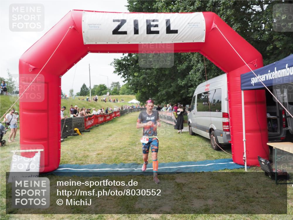 21.06.2025 - 27. Vierlanden-Triathlon MichiJ http://msf.ph/oto/8030552 15.06.2026 12:38:37 Ziel 54 meine-sportfotos.de