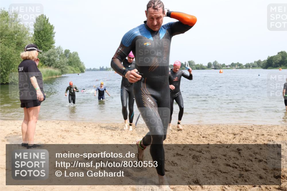 15.06.2025 - 27. Vierlanden-Triathlon Lena Gebhardt http://msf.ph/oto/8030553 15.06.2025 11:08:12 Schwimmen 782, 794, 797, 828, 845, 847 meine-sportfotos.de