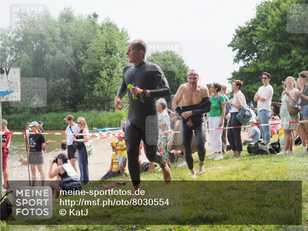15.06.2025 - 27. Vierlanden-Triathlon KatJ http://msf.ph/oto/8030554 15.06.2025 11:08:03 Schwimmen 794, 799, 830 meine-sportfotos.de