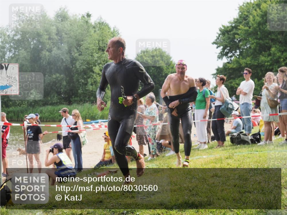 15.06.2025 - 27. Vierlanden-Triathlon KatJ http://msf.ph/oto/8030560 15.06.2025 11:08:03 Schwimmen 794, 799, 830 meine-sportfotos.de