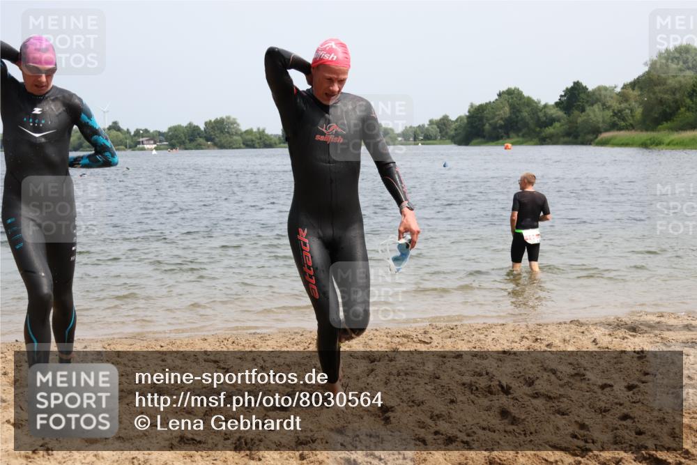 15.06.2025 - 27. Vierlanden-Triathlon Lena Gebhardt http://msf.ph/oto/8030564 15.06.2025 11:08:13 Schwimmen 782, 794, 797, 828, 845, 847 meine-sportfotos.de