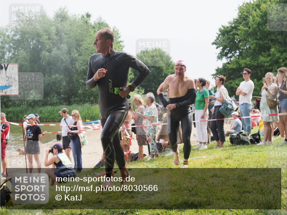 15.06.2025 - 27. Vierlanden-Triathlon KatJ http://msf.ph/oto/8030566 15.06.2025 11:08:03 Schwimmen 794, 799, 830 meine-sportfotos.de