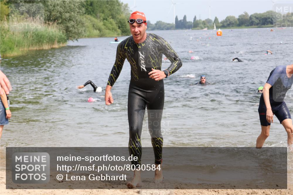 15.06.2025 - 27. Vierlanden-Triathlon Lena Gebhardt http://msf.ph/oto/8030584 15.06.2025 11:08:17 Schwimmen 782, 797, 828, 835, 845, 847 meine-sportfotos.de