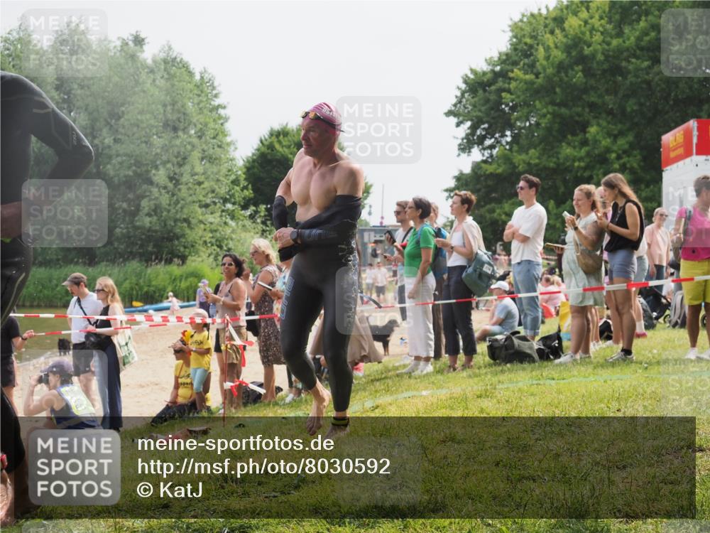 15.06.2025 - 27. Vierlanden-Triathlon KatJ http://msf.ph/oto/8030592 15.06.2025 11:08:04 Schwimmen 794, 799, 830 meine-sportfotos.de