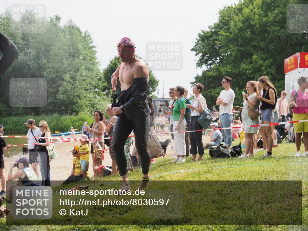 15.06.2025 - 27. Vierlanden-Triathlon KatJ http://msf.ph/oto/8030597 15.06.2025 11:08:04 Schwimmen 794, 799, 830 meine-sportfotos.de
