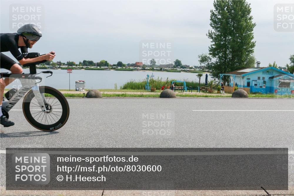 21.06.2025 - 27. Vierlanden-Triathlon H.Heesch http://msf.ph/oto/8030600 15.06.2025 11:31:00 Radfahren 167, 228, 651, 891, 931, 980 meine-sportfotos.de