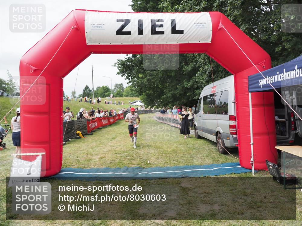 21.06.2025 - 27. Vierlanden-Triathlon MichiJ http://msf.ph/oto/8030603 15.06.2026 12:39:19 Ziel 41 meine-sportfotos.de