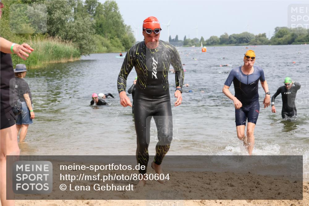 15.06.2025 - 27. Vierlanden-Triathlon Lena Gebhardt http://msf.ph/oto/8030604 15.06.2025 11:08:18 Schwimmen 782, 797, 828, 835, 836, 845, 847 meine-sportfotos.de
