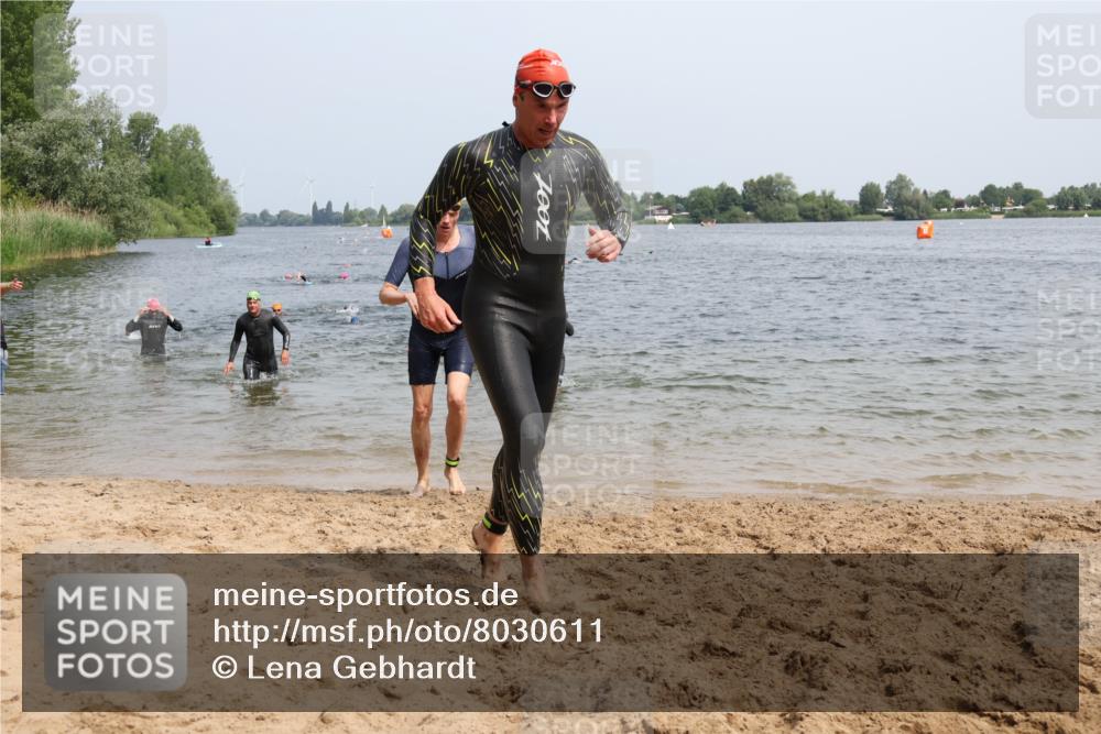 15.06.2025 - 27. Vierlanden-Triathlon Lena Gebhardt http://msf.ph/oto/8030611 15.06.2025 11:08:19 Schwimmen 782, 797, 820, 828, 835, 836, 845, 847 meine-sportfotos.de
