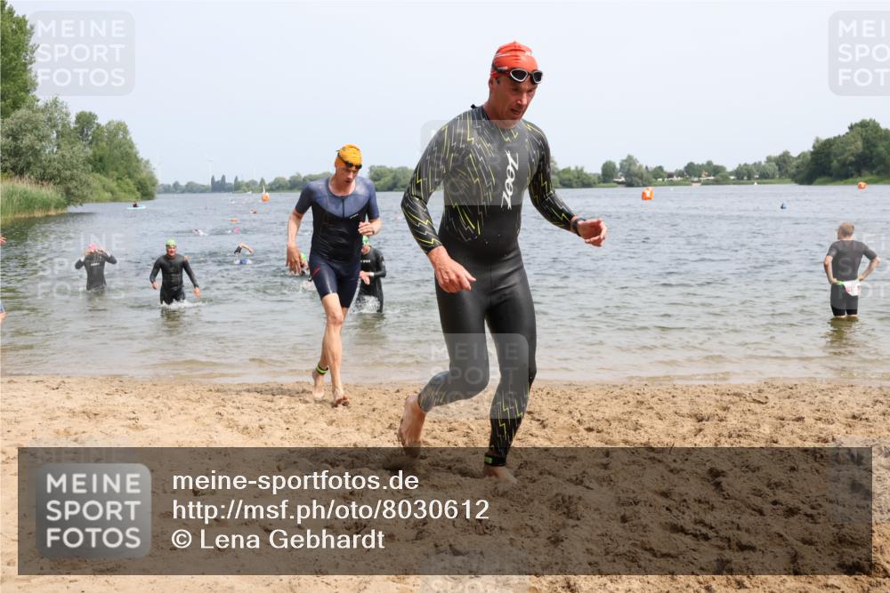 15.06.2025 - 27. Vierlanden-Triathlon Lena Gebhardt http://msf.ph/oto/8030612 15.06.2025 11:08:19 Schwimmen 782, 797, 820, 828, 835, 836, 845, 847 meine-sportfotos.de