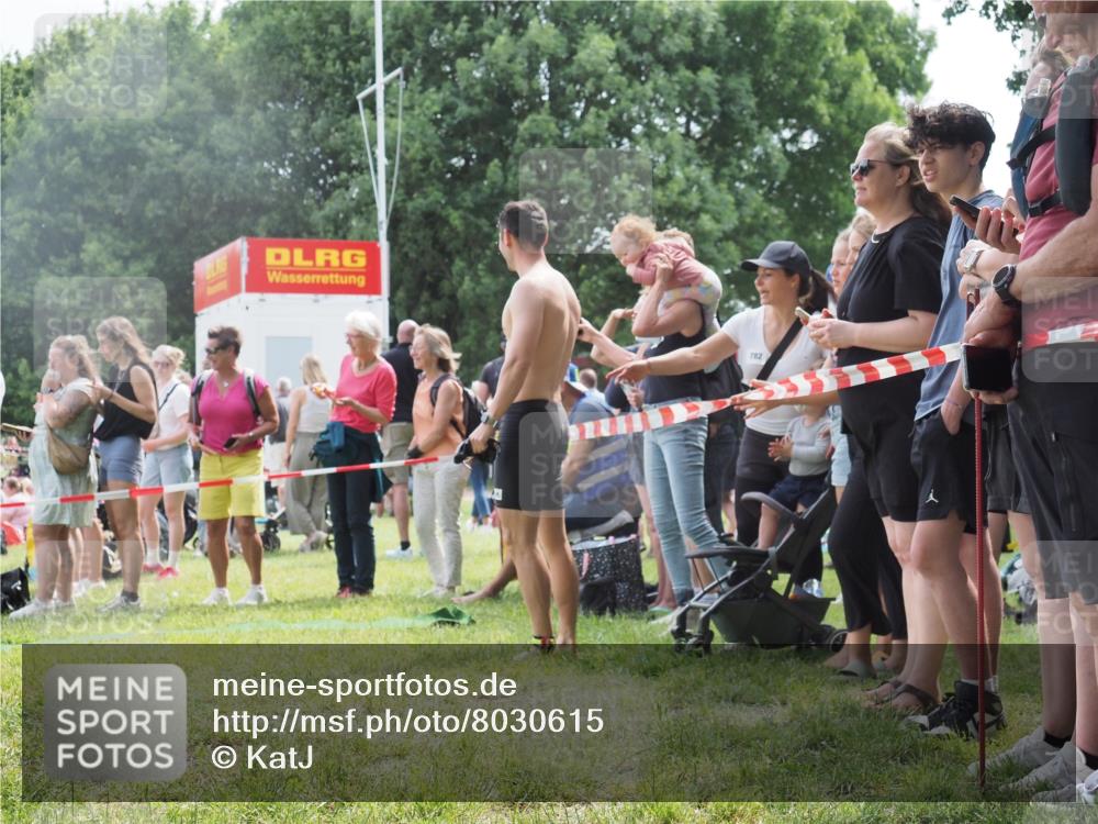 15.06.2025 - 27. Vierlanden-Triathlon KatJ http://msf.ph/oto/8030615 15.06.2025 11:08:06 Schwimmen 794, 799, 830 meine-sportfotos.de