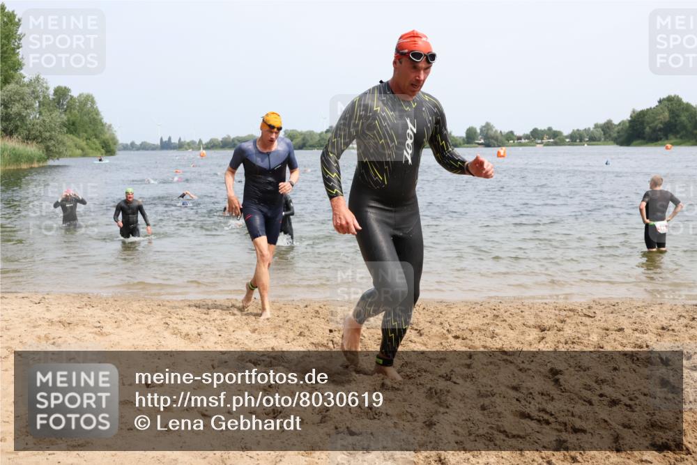15.06.2025 - 27. Vierlanden-Triathlon Lena Gebhardt http://msf.ph/oto/8030619 15.06.2025 11:08:20 Schwimmen 750, 782, 797, 820, 828, 835, 836, 845, 847 meine-sportfotos.de