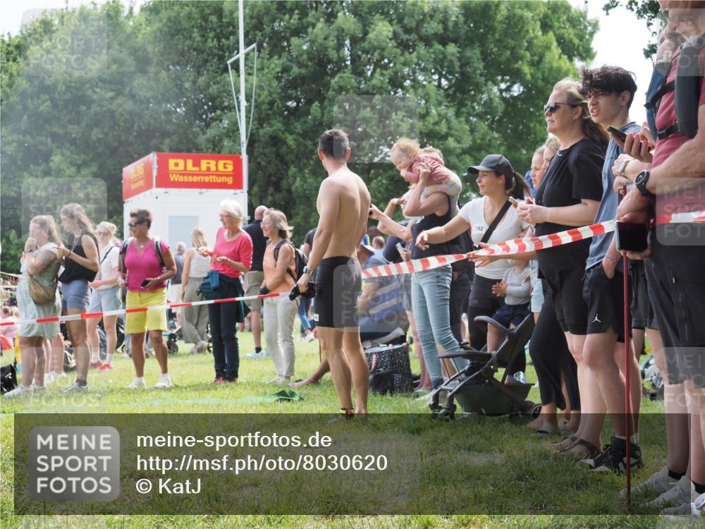 15.06.2025 - 27. Vierlanden-Triathlon KatJ http://msf.ph/oto/8030620 15.06.2025 11:08:06 Schwimmen 794, 799, 830 meine-sportfotos.de