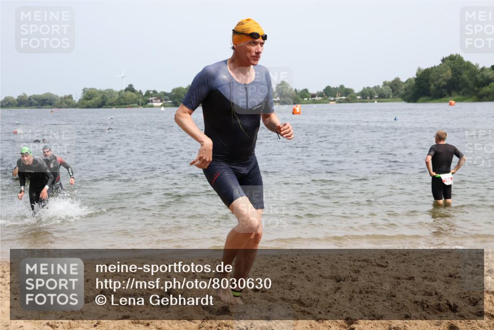 15.06.2025 - 27. Vierlanden-Triathlon Lena Gebhardt http://msf.ph/oto/8030630 15.06.2025 11:08:21 Schwimmen 750, 797, 820, 828, 835, 836, 845, 847 meine-sportfotos.de